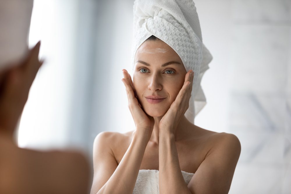 woman showing the Benefits of Using TNS Advanced Serum